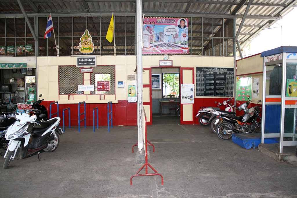 Bahnsteig des Bf. Mae Klong am 27.Mrz 2010; links der Fahrkartenschalter, rechts die Fahrdienstleitung und rundherum der typische Thai-Livestyle.