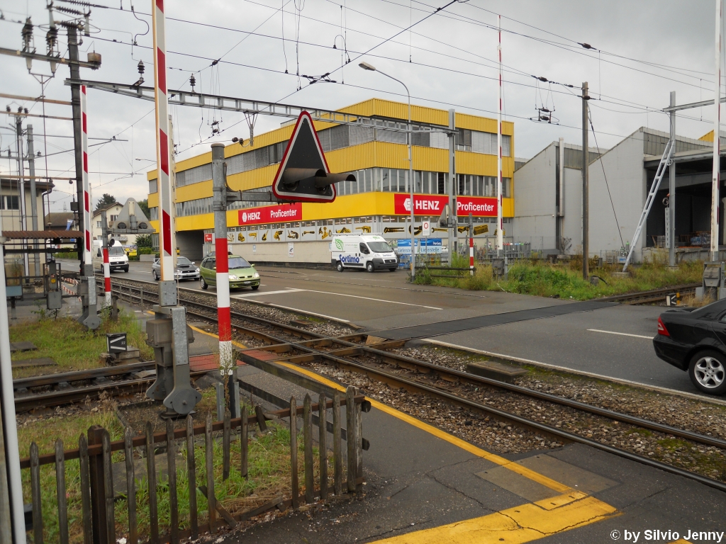 Bahnbergang der bald der Vergangenheit angehren wird. Beim Bhf. Suhr berquert die WSB die SBB. Diese Kreuzung ist im Bahnbergang integriert, und die Fahrleitung kann wahlweise auf SBB (15kV AC) oder WSB (1100V DC) umschaltbar. Dieser bergang wird im Zuge der WSB Neubaustrecke nicht mehr von der WSB befahren. 