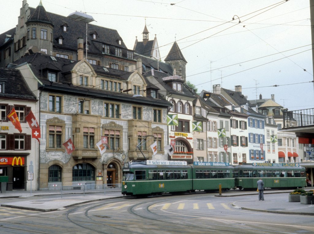 Basel BVB Tram 14 (Dwag/BBC/Siemens-GT6 Be 4/6 653) Barfsserplatz am 29. Juni 1980.