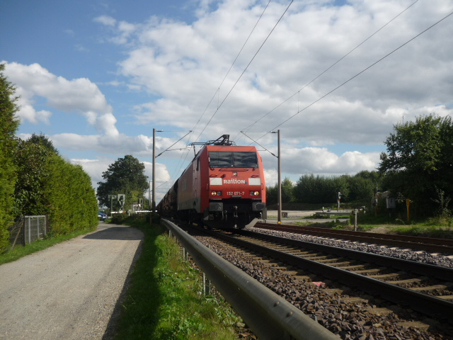 Baureihe 185 078-3 fhrt mit einem Schotterzug Richtung Braunschweig. Aufgenommen am 06.09.2010 kurz hinter dem Bahnhof Knigslutter.
