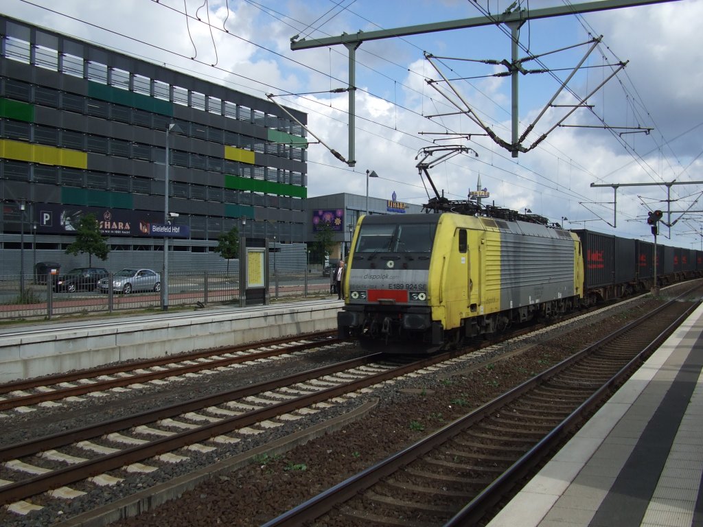Baureihe 189 924-4 (ES 64 F4-024) zieht einen Gterzug durch den Bielefelder Hauptbahnhof. Aufgenommen am 31.08.2010.

