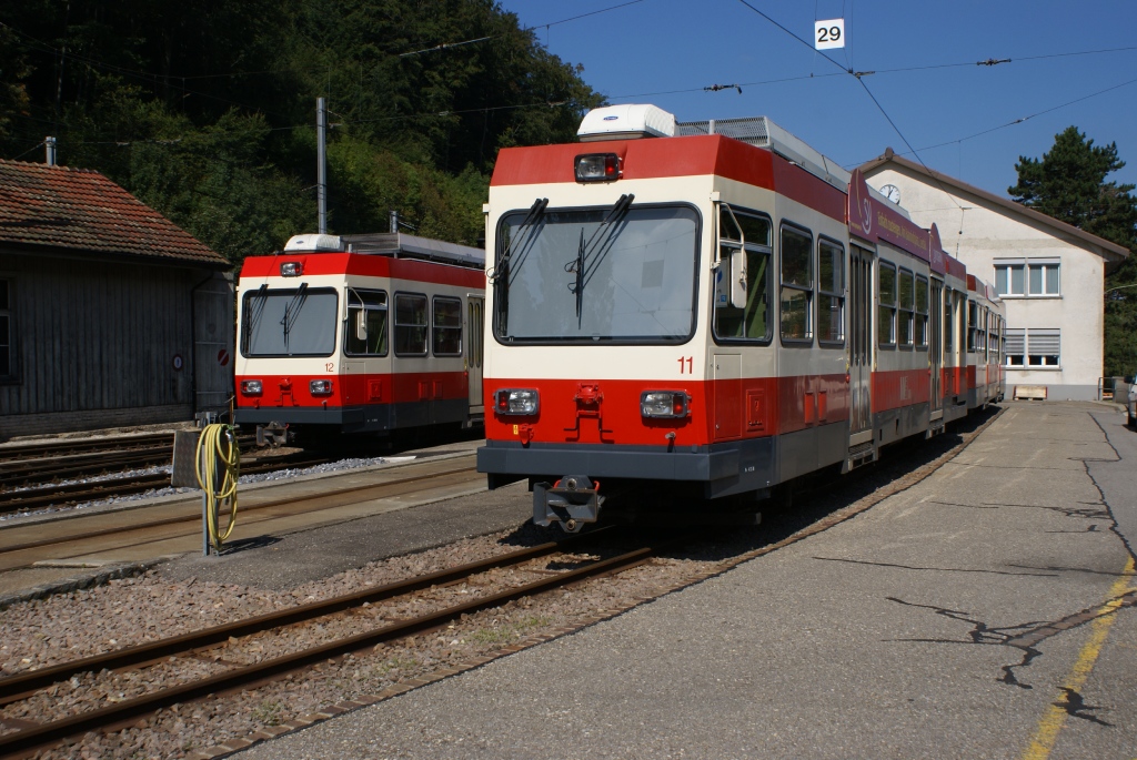 BDe 4/4 11 geniesst am 19.9.10 gemeinsam mit dem Bt 111 den sonnigen Tag. Das Bild wurde vom ffentlichen Parkplatz aus aufgenommen.