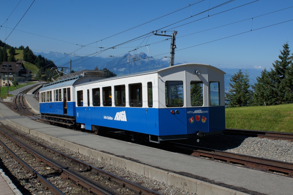 BDhe 2/4 7 steht am 17.8.12 gemeinsam mit dem B 31 in der Station Rigi Staffel.