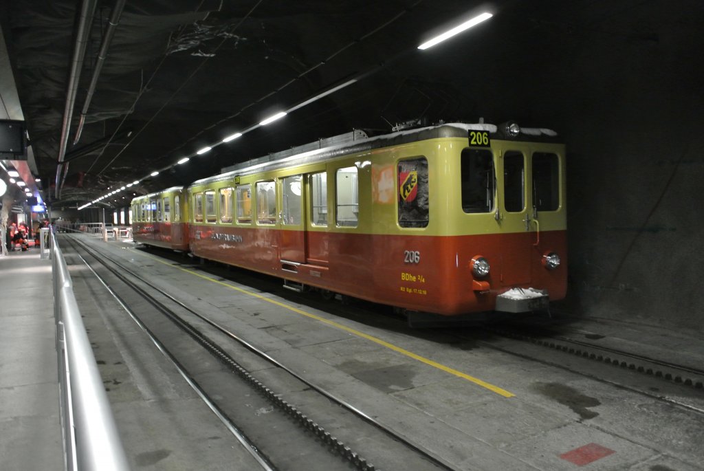 BDhe 2/4 Pendel Nr. 206 wartet in Jungfraujoch-Top of Europe, der hchsten Bahnstation Europas, 3454 m. . M., auf den nchsten Einsatz. Diese alten Pendel werden vor allem fr Gruppen verwendet, 16.05.2012.