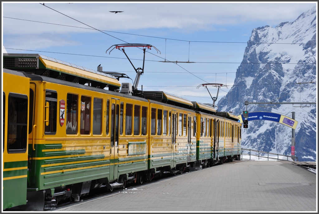 BDHe 4/8 132 und 131 auf der Kleinen Scheidegg 2061m. Im Hintergrund das Wetterhorn. (25.04.2012)