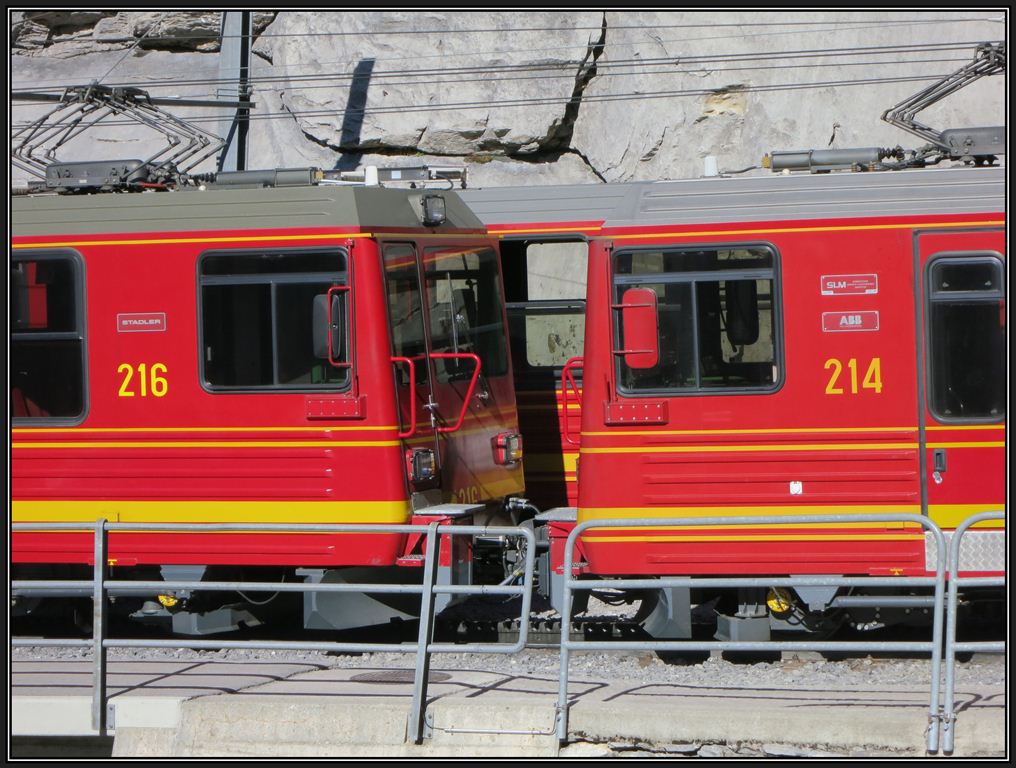 BDhe 4/8 216 Baujahr 2002 von Stadler und baugleiches Fahrzeug aus dem Jahr 1992 Nr 214 von SLM/ABB. (23.10.2012)