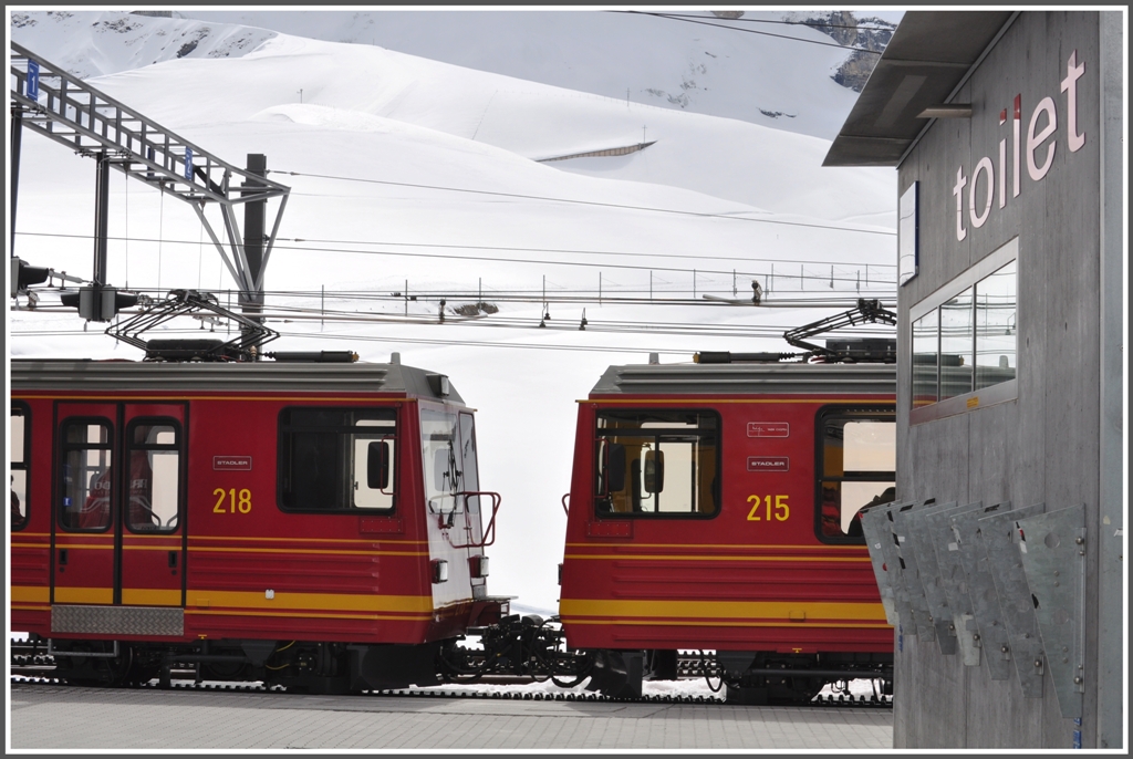 BDhe 4/8 218 und 215 auf der Kleinen Scheidegg. (25.04.2012)