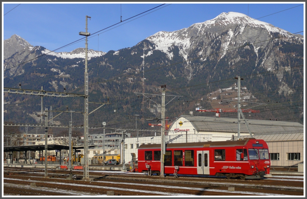 BDt 1755 mit Vilan 2375m und Glegghorn 2450m in Landquart. (04.01.2011)