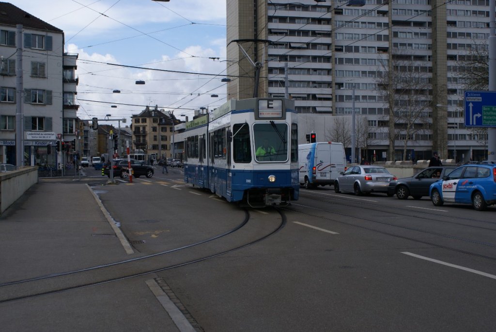 Be 4/6 2092 biegt am 1.4.10 Richtung Depot Kalkbreite ab.

