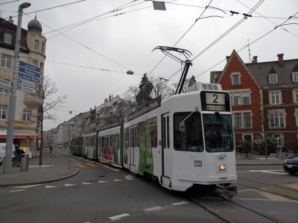 Be 4/6 S mit der Betriebsnummer 666 mit der MUBA Werbung fhrt auf die Haltestelle Wettsteinplatz ein. Die Aufnahme stammt vom 27.01.2010.