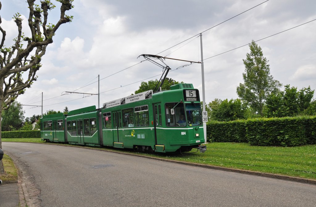 Be 4/6S mit der Betriebsnummer 664 auf der Linie 15 kurz vor der Haltestelle Airolostrasse. Die Aufnahme stammt vom 12.06.2013.