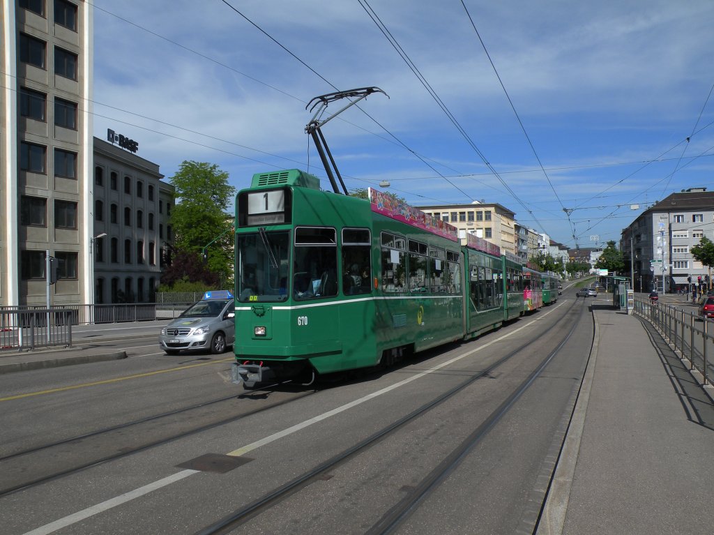 Be 4/6S mit der Betriebsnummer 670 und der B4 1447 mit der U-Abo Vollwerbung auf der Linie 1 kurz nach der Haltestelle Dreirosenbrcke. Die Aufnahme stammt vom 14.05.2012.