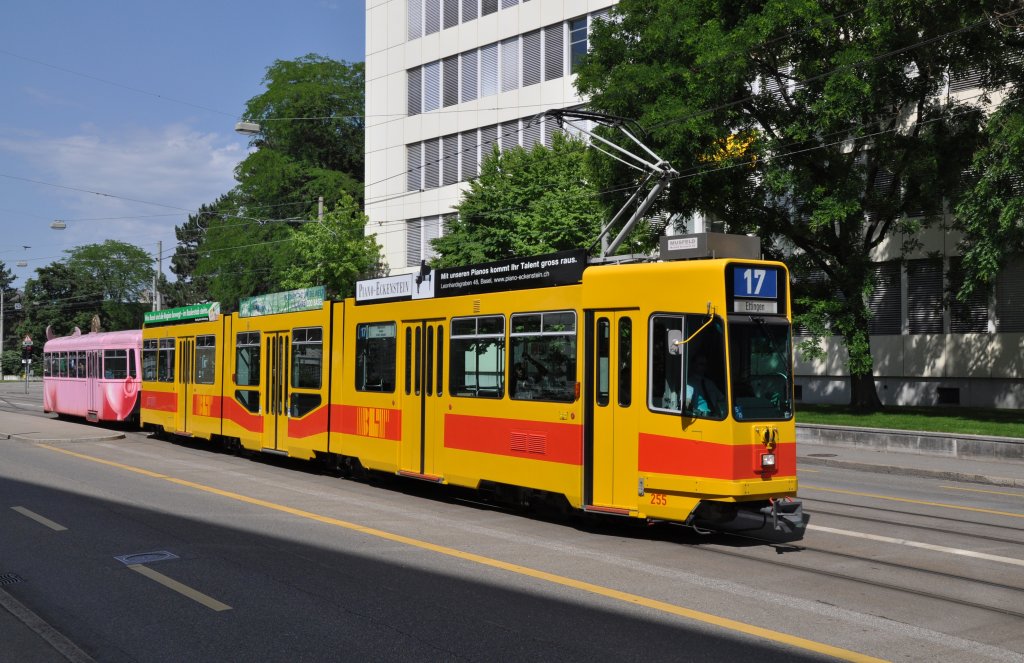 Be 4/8 mit der Betriebsnummer 255 und der  Sulianhnger  B4 1322 kurz nach der Haltestelle Ciba auf der Linie 17. Die Aufnahme stammt vom 16.06.2012. 