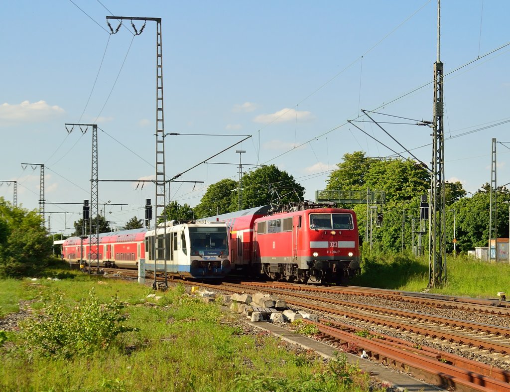 Begenungen in Rheydt Hbf. Der VT 6.015 fhrt gerade als RB 39 in den Bahnhof ein, whrend die 111 014 mit einem RE4 den Bahnhof nach Aachen verlsst. 28.5.2013