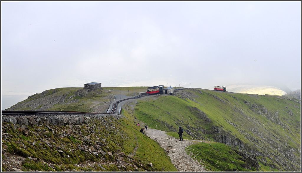 Bei der Ausweiche Clogwyn treffen drei Zge aufeinander, zwei mit Diesellok bergwrts, ein Dampfzug talwrts. (06.09.2012)