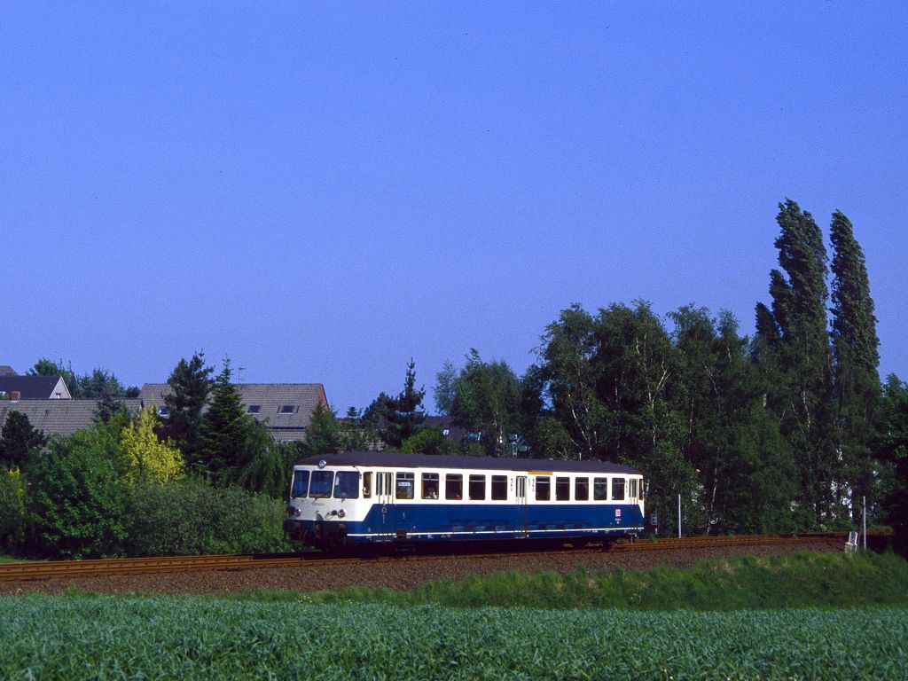 Bei Castrop-Rauxel Merklinde ist 515 566 im Juni 1994 unterwegs.