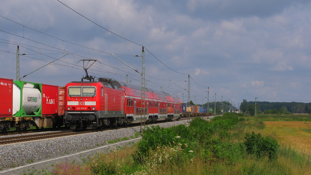 Bei dem Bild mit der 186er hatten wir noch Glck, denn die RB 17862 nach Halle (Salle) Hbf ber Lutherstadt Wittenberg und Dessau mit der schiebenden 143 893-6 begegnete dem Containerzug an unserem Fotostandort nahe Beyern. 01.07.2011