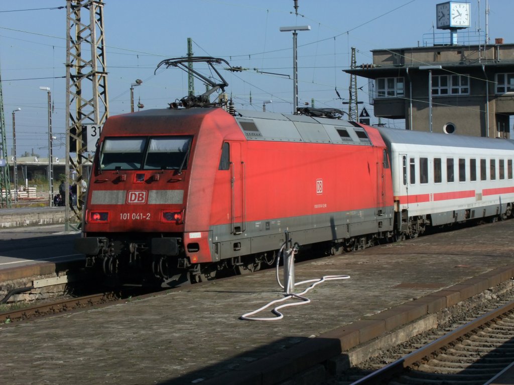 Bei herrlichstem Wetter schiebt die leicht schmuddelige 101 041-2 am Vormittag des 4.10.2010 einen IC aus dem Leipziger Hauptbahnhof.