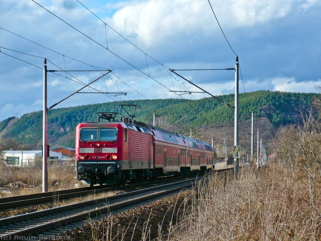 Bei interessanten Lichtverhältnissen fährt 143 354-9 mit einer RB aus Großheringen gleich in den Endbahnhof Saalfeld (Saale) ein. (28.02.2010)