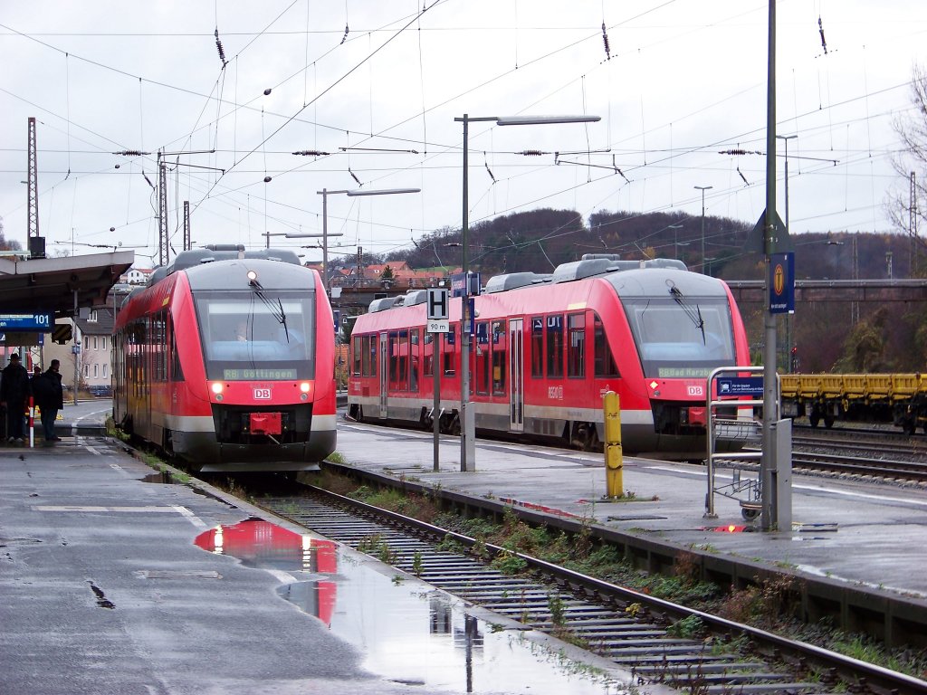 Bei leichten Regen fhrt die 648 758 in den Bahnhof Kreiensen ein. (13.11.10)