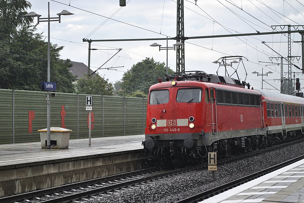 Bei Regen fhrt die 110 449 in Lehrte ein.