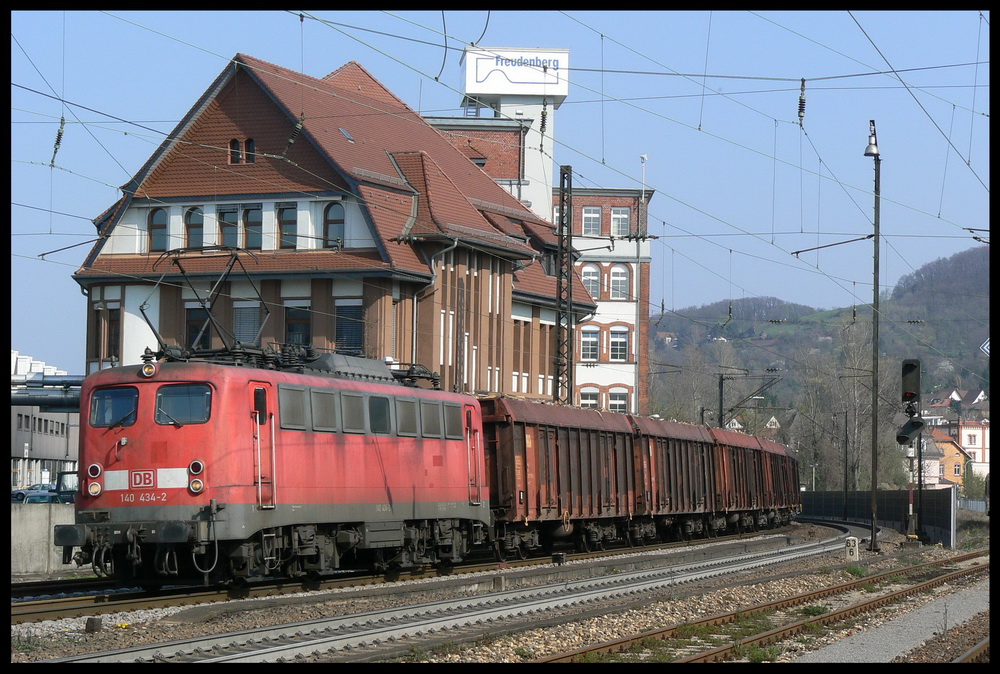 Bei strahlendem Sonnenschein durchfhrt 140 434 den Bahnhof Weinheim (02.04.2007). Sie hat einige Wagen mit Holz am Haken.