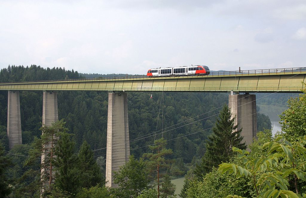 Bei wolkiger Vormittagsstimmung fhrt ein 5022 als R 4526 Richtung Wolfsberg ber die hchste Eisenbahnbrcke sterreichs, die 86m hohe Jauntalbrcke. 20.8.10