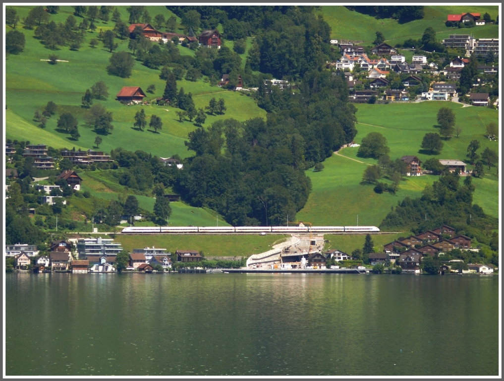 Beobachtet von der andern Seite des Zugersees in Immensee. Ein ICN auf dem Weg nach Zrich HB zwischen Arth Goldau und Walchwil. (30.07.2010)