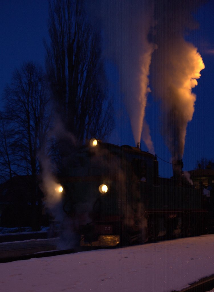 Beonders  lang zu hren und zu sehen ist hier  der Achtungspfiff der Lok 176 der Traditionsbahn Radebeul, dies ist auch ntig, denn es ist der Karnevalssonderzug  aus  Radeburg, der sich hier  am 10.02.2013 gegen 17:41:34 in Moritzburg wieder in Bewegung setzt.