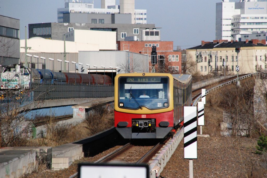 BERLIN, 22.03.2010, S42 in Richtung Westkreuz bei der Einfahrt in den S-Bahnhof Westhafen