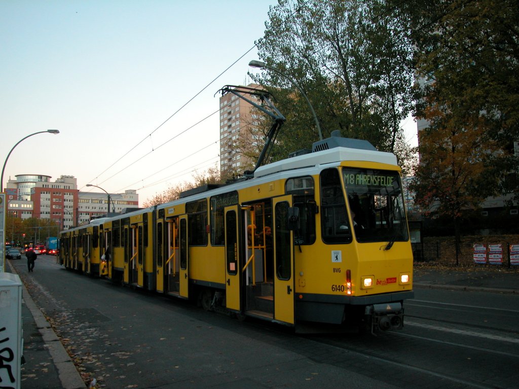 Berlin BVG SL M8 (KT4D 6140) Herzbergstrasse / Paul-Zobel-Strasse am 26. Oktober 2012.