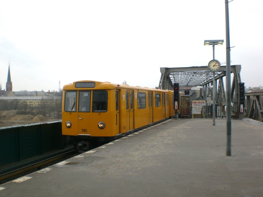 Berlin: Die U1 nach S+U Bahnhof Warschauer Strae im U-Bahnhof Gleisdreieck.(11.3.2012)