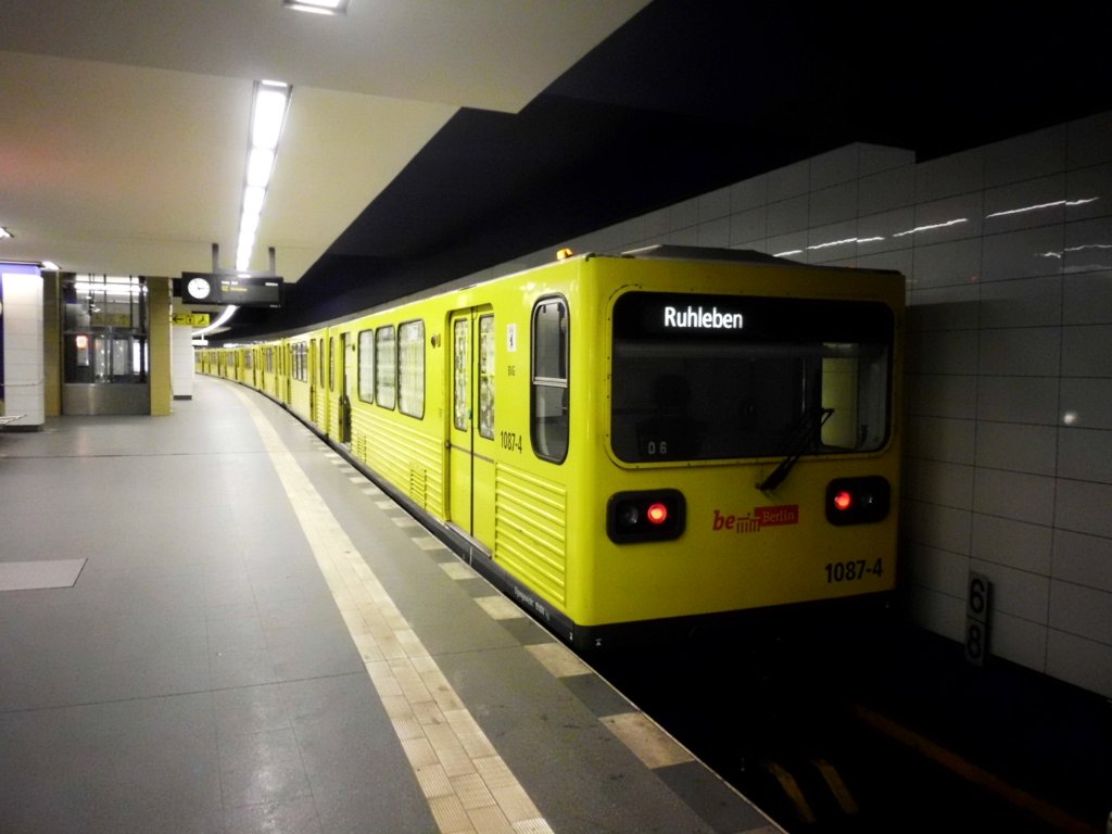  Berlin: Die U2 nach U-Bahnhof Ruhleben im S+U Bahnhof Pankow.(14.4.2013)  