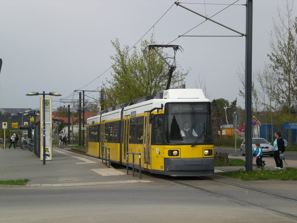 Berlin: Straenbahnlinie 16 nach S+U Bahnhof Frankfurter Allee an der Haltestelle Ahrensfelde.(20.4.2010)