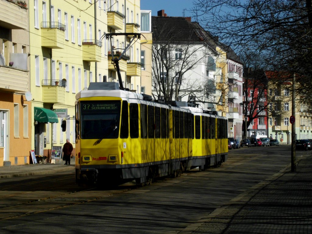 Berlin: Straenbahnlinie 37 nach S-Bahnhof Schneweide am S+U Bahnhof Lichtenberg/Siegfriedstrae.(4.3.2013)  