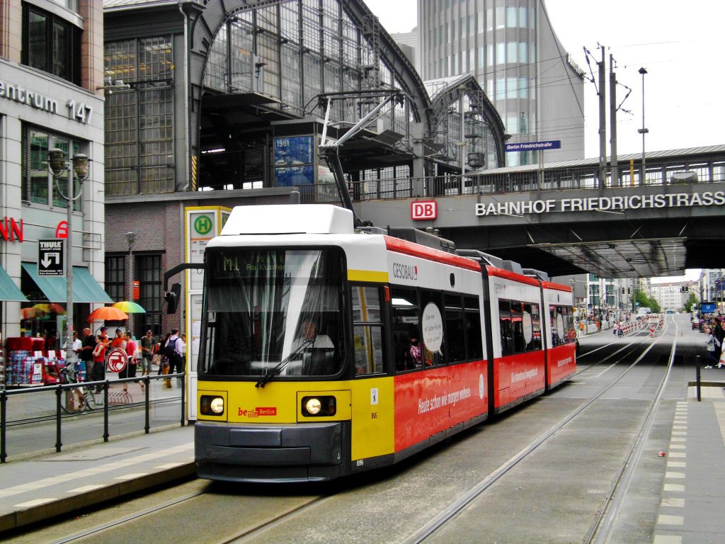  Berlin: Straenbahnlinie M1 nach Mitte Am Kupfergraben am S+U Bahnhof Friedrichstrae.(15.6.2013)   