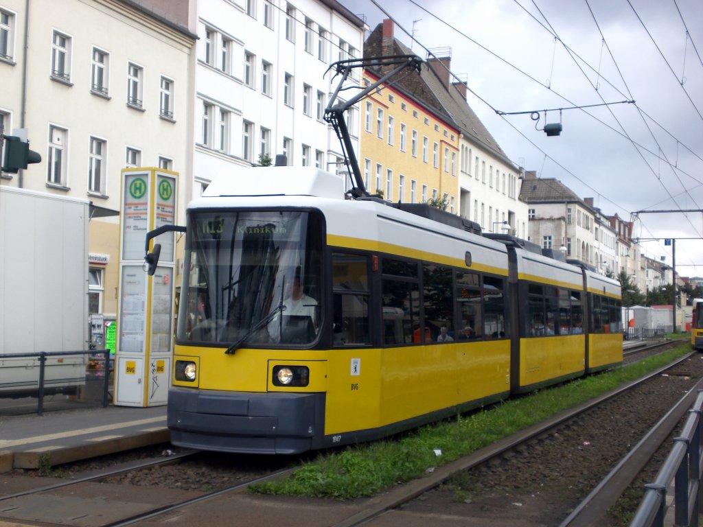 Berlin: Straenbahnlinie M13 nach Wedding Virchow-Klinikum an der Haltestelle Weiensee Antonplatz.(28.8.2010)