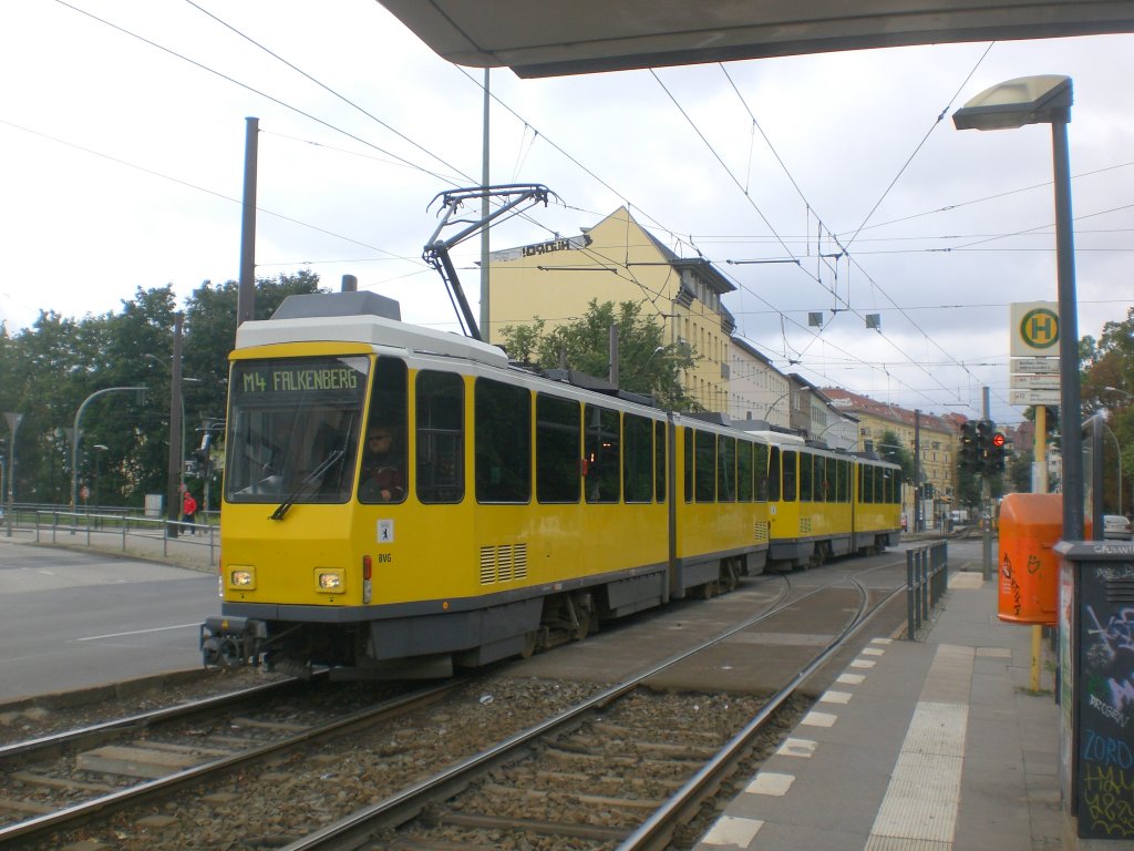 Berlin: Straenbahnlinie M4 nach Falkenberg an der Haltestelle Weiensee Berliner Allee/Indira-Ghandi-Strae.(28.8.2010)