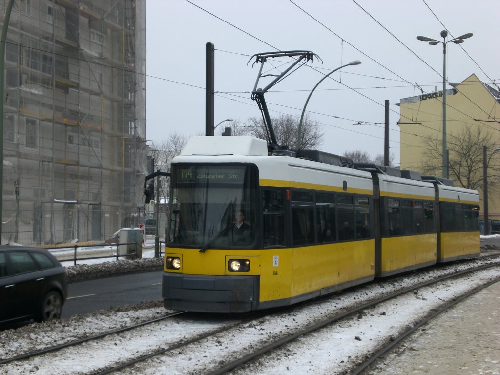 Berlin: Straenbahnlinie M4 nach Hohenschnhausen Zingster Strae an der Haltestelle Weiensee Berliner Allee/Indira-Ghandi-Strae.(16.1.2010)