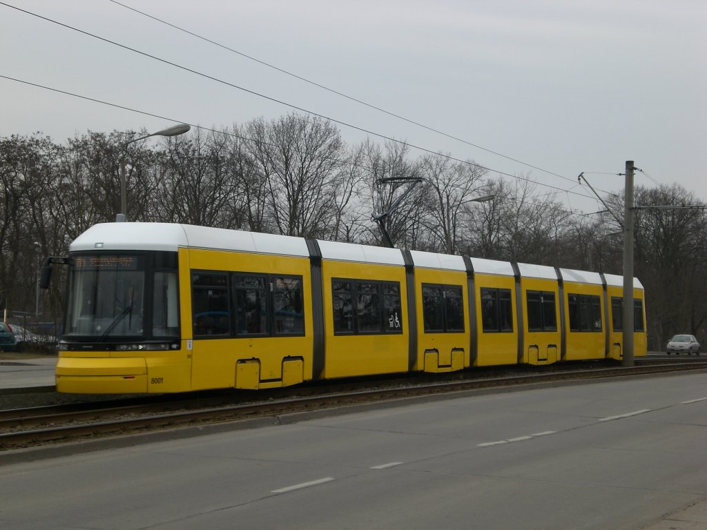 Berlin: Straenbahnlinie M4 nach Hohenschnhausen Zingster Strae an der Haltestelle Weiensee Stadion Buschallee/Hansastrae.(19.3.2010)