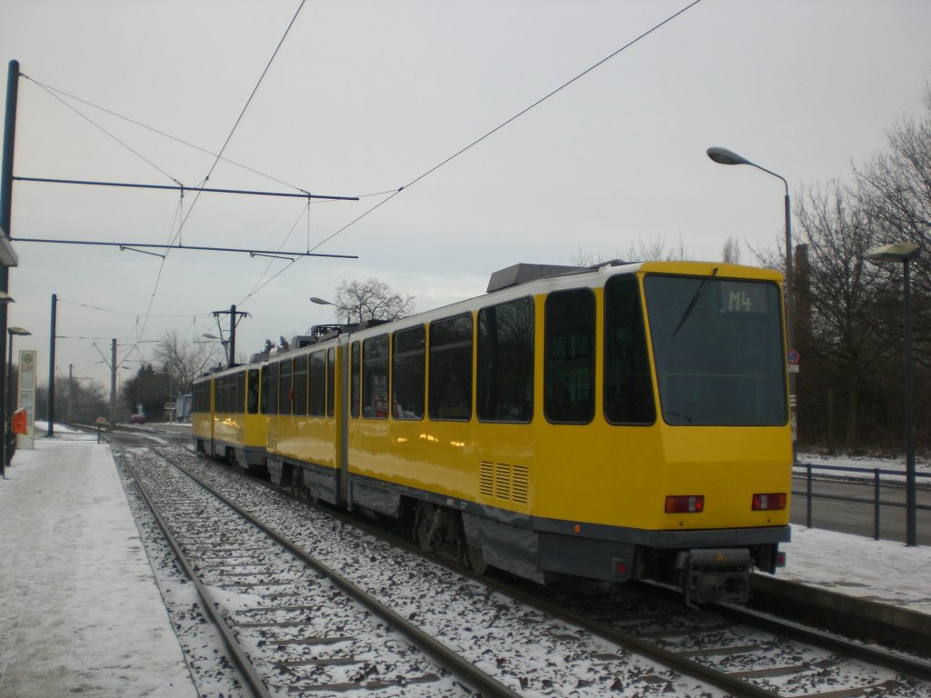 Berlin: Straenbahnlinie M4 nach S-Bahnhof Hackescher Markt an der Haltestelle Weiensee Stadion Buschallee/Hansastrae.
