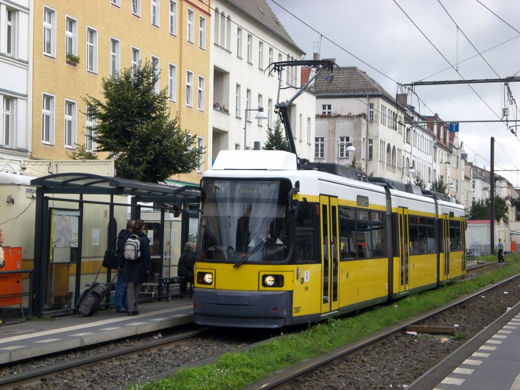 Berlin: Straenbahnlinie M4 nach S-Bahnhof Hackescher Markt an der Haltestelle Weiensee Antonplatz.(28.8.2010)