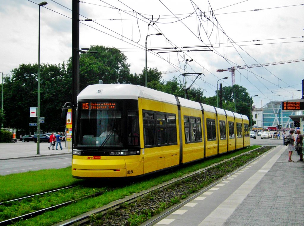  Berlin: Straenbahnlinie M5 nach Hohenschnhausen Zingster Strae an der Haltestelle Mitte Spandauer Strae/Marienkirche.(15.6.2013) 