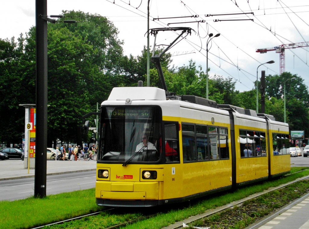  Berlin: Straenbahnlinie M6 nach Hellersdorf Risaer Strae an der Haltestelle Mitte Spandauer Strae/Marienkirche.(15.6.2013) 