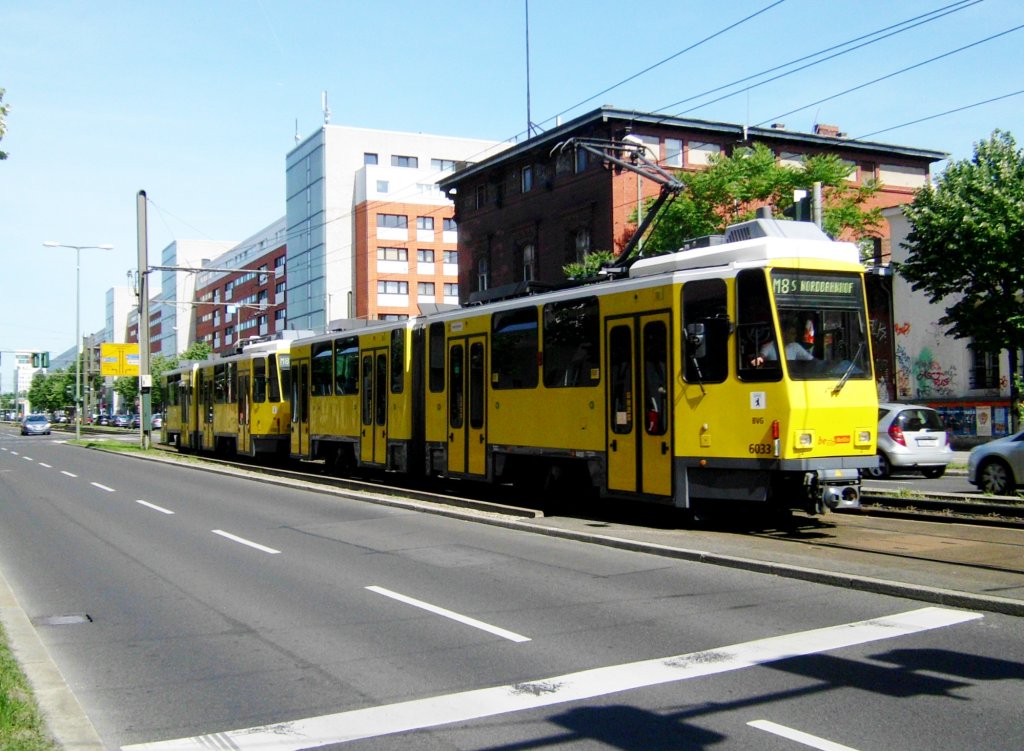  Berlin: Straenbahnlinie M8 nach S-Bahnhof Nordbahnhof an der Haltestelle Friedrichshain Landsberger Allee/Petersburger Strae.(17.6.2013) 