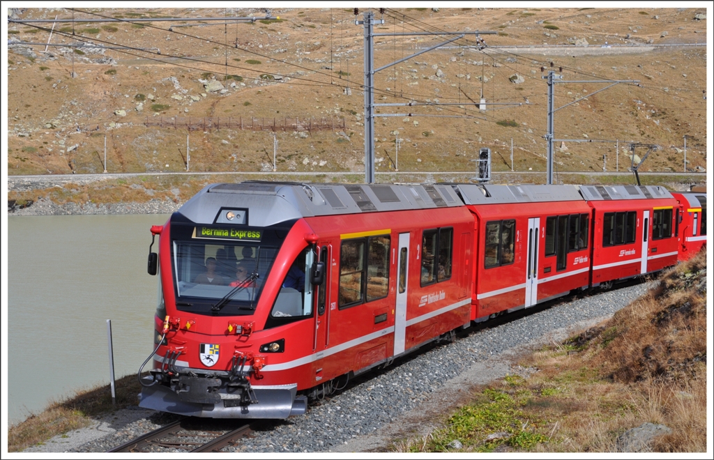 BerninaExpress 951 mit ABe 8/12 3511 auf dem Weg nach Sden entlang des Lago Bianco am Berninapass.(11.10.2012)