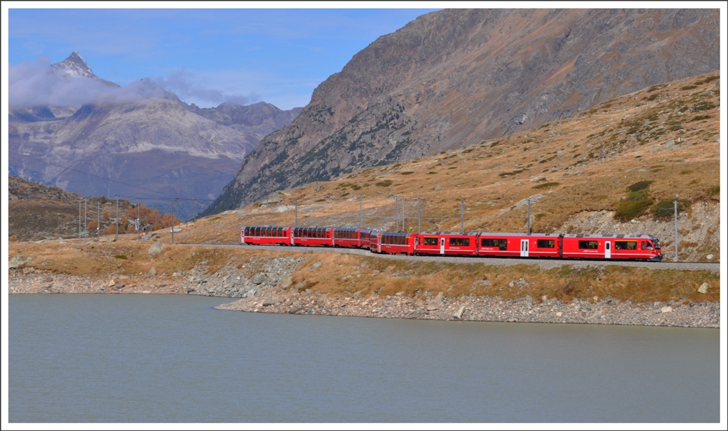 BerninaExpress 951 mit ABe 8/12 3511 auf dem Weg nach Sden entlang des Lago Bianco am Berninapass.(11.10.2012)