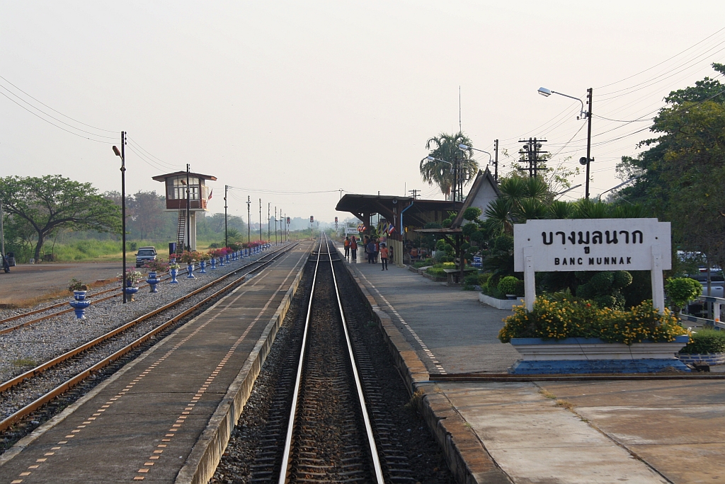 Bf. Bang Mun Nak, Blickrichtung Bangkok, am 13.Mrz 2012. 

