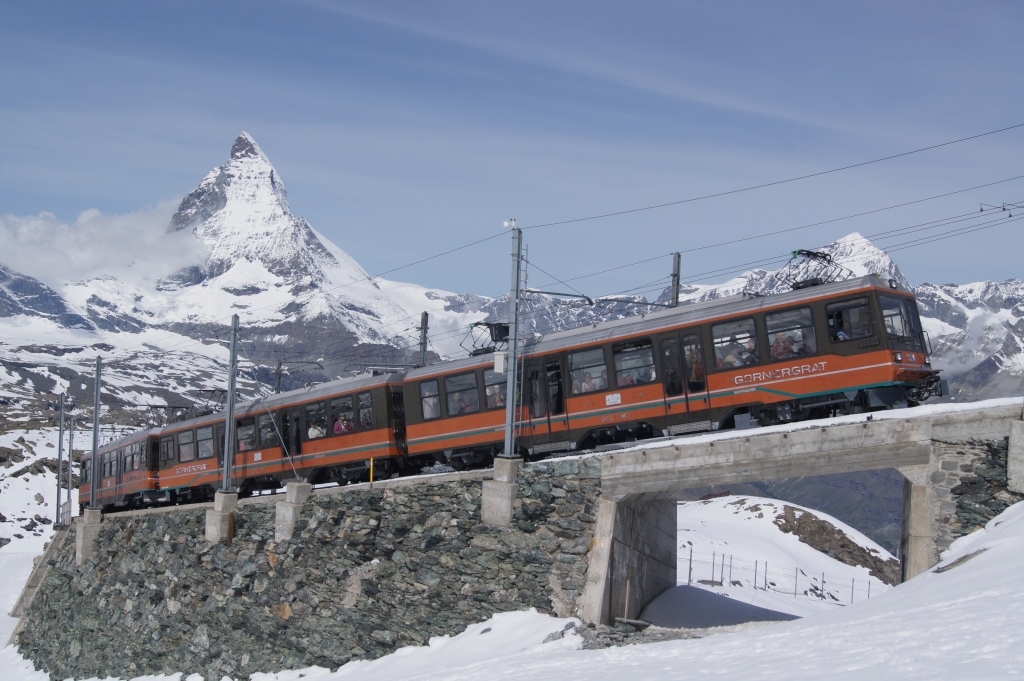 Bhe 4/83054 und 3053 nhern sich am 12.6.11 der Station Gornergrat.