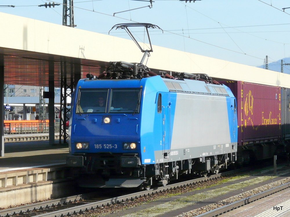 Blau/Graue  185 525-3 vor Gterzug bei der Durchfahrt im Bahnhof Basel Bad. am 19.03.2010